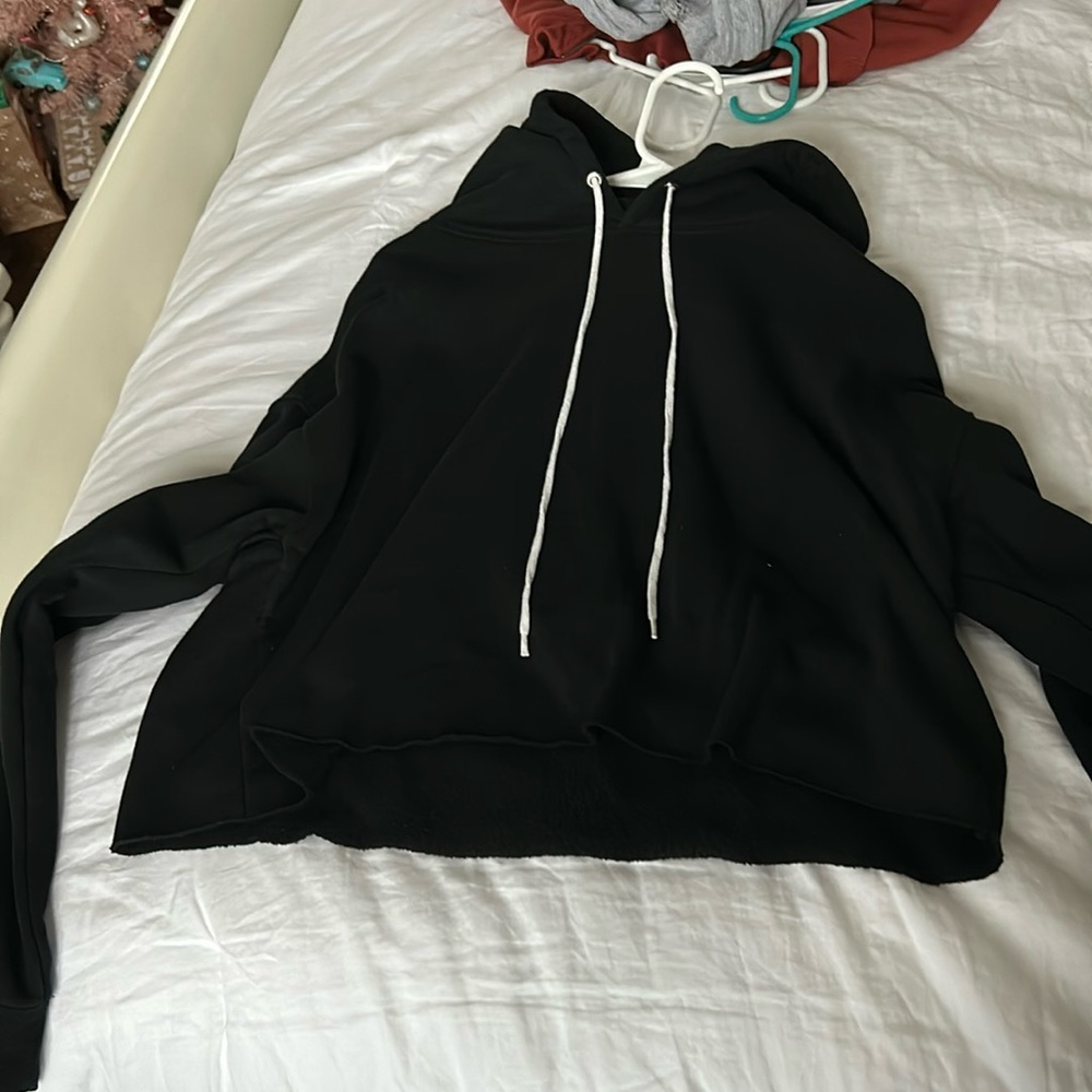 BLACK CROPPED HOODIE